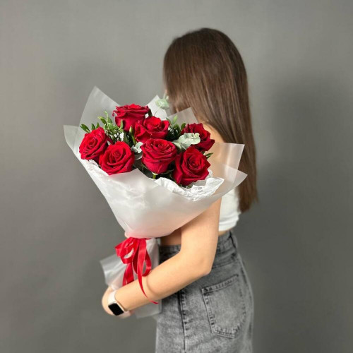 7 красных роз с зеленью