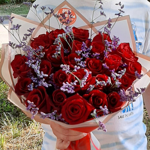 Букет из 25 шикарных роз с лимониумом