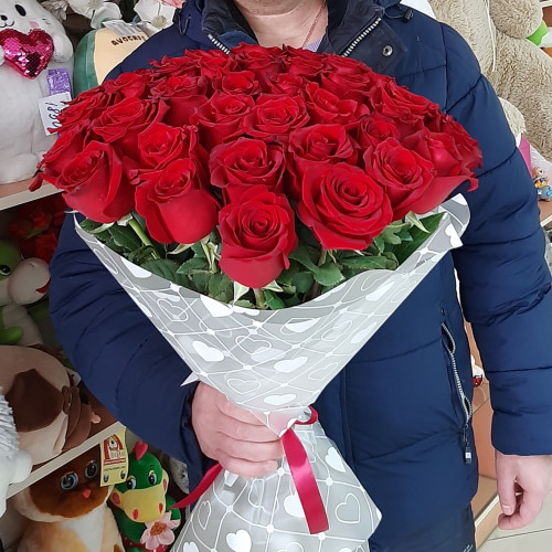 35 шикарных бордовых роз
