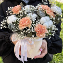 Композиция с диантусами и хлопком