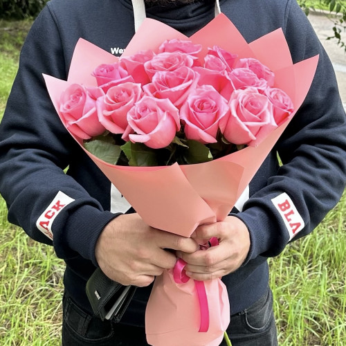 15 нежных розовых роз 