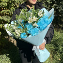 Букет из голубых хризантем и белых альстромерий Букет из голубых хризантем и белых альстромерий
