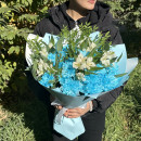 Букет из голубых хризантем и белых альстромерий Букет из голубых хризантем и белых альстромерий