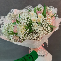 Нежный букет из 11 альстромерий с гипсофилой