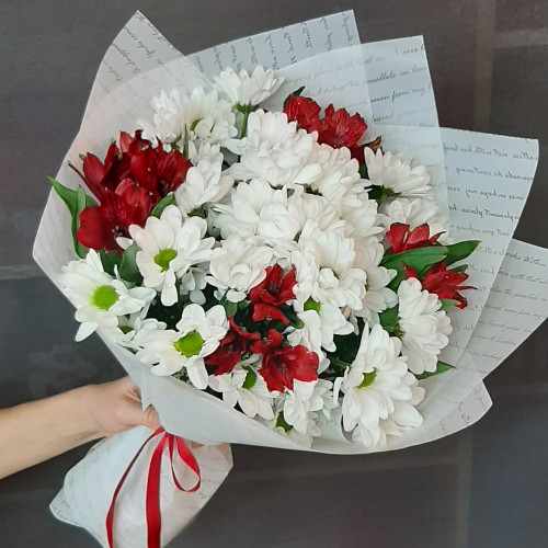 Букет белых хризантем ромашки и альстромерий